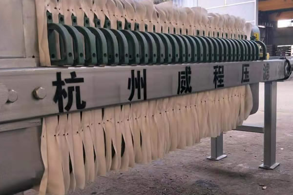 隔膜壓濾機(jī)和板框式 污泥壓濾機(jī)在污泥脫水中的應(yīng)用
